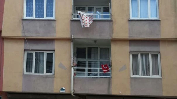 Canlı bombanın ailesi Türk bayrağı astı