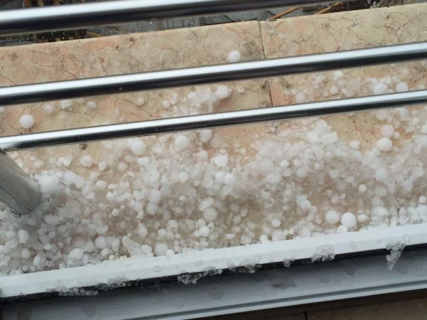 İstanbulluları şaşırtan sağanak yağış ve dolu