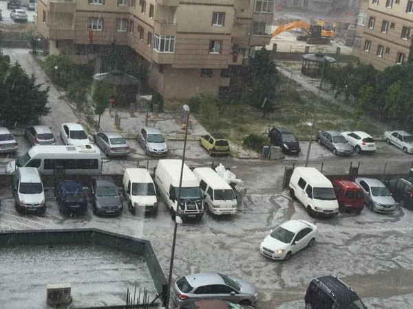 İstanbulluları şaşırtan sağanak yağış ve dolu