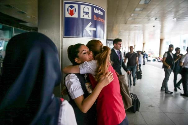 Atatürk Havalimanı'na bugün gelen hostesler böyle ağladı