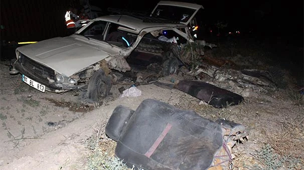 Otomobil ile ticari araç kafa kafaya çarpıştı: 4 ölü, 8 yaralı