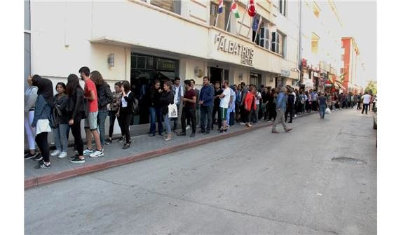 Eğitim aşkı metrelerce kuyruk oluşturdu