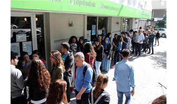 Eğitim aşkı metrelerce kuyruk oluşturdu