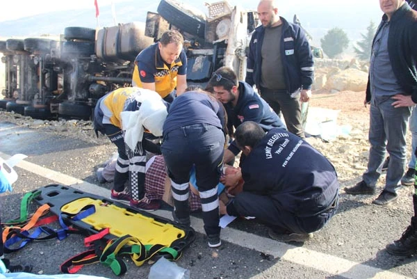 Freni boşalan hafriyat kamyonu, hafif ticari araçı biçti: 4 yaralı
