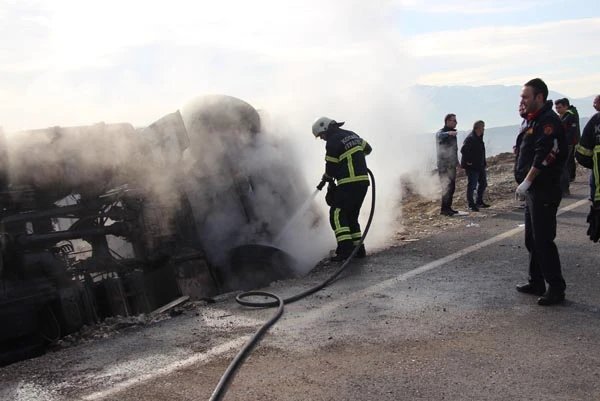 Freni boşalan hafriyat kamyonu, hafif ticari araçı biçti: 4 yaralı