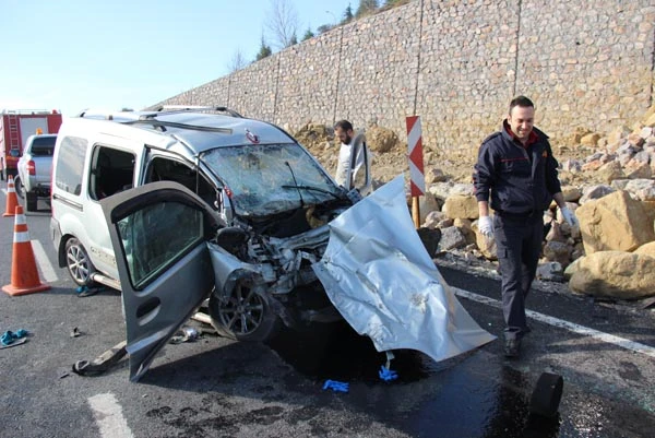 Freni boşalan hafriyat kamyonu, hafif ticari araçı biçti: 4 yaralı