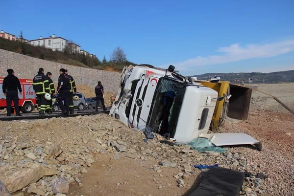 Freni boşalan hafriyat kamyonu, hafif ticari araçı biçti: 4 yaralı