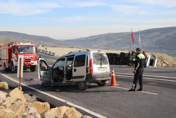 Freni boşalan hafriyat kamyonu, hafif ticari araçı biçti: 4 yaralı