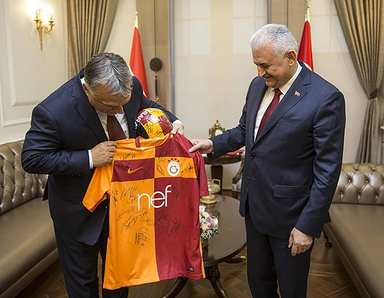 Yıldırım'dan Macaristan Başbakanı'na forma sürprizi