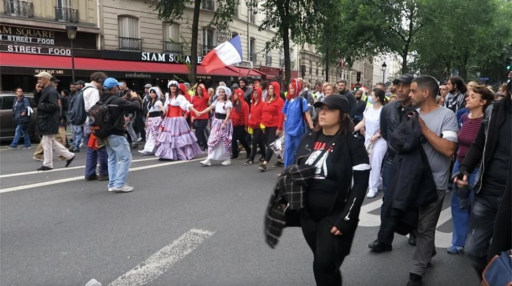 Fransa'da gerilim tırmandı aşı merkezi ateşe verildi