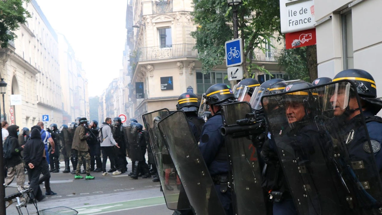 Fransa'da aşı olmayanın maaşı kesilecek