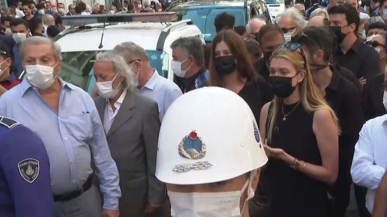 Usta tiyatrocu Ferhan Şensoy’a ilk veda Ses Tiyatrosu’nda