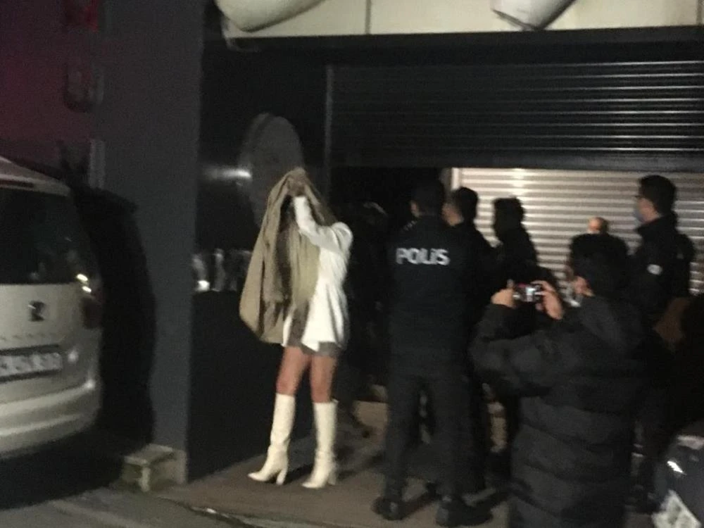 Eğlence mekanında koronavirüs partisine baskın