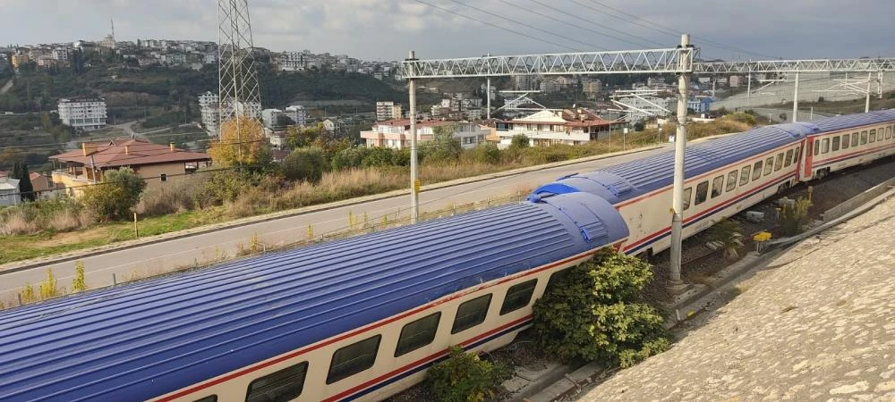 Son dakika: Gebze'de tren raydan çıktı