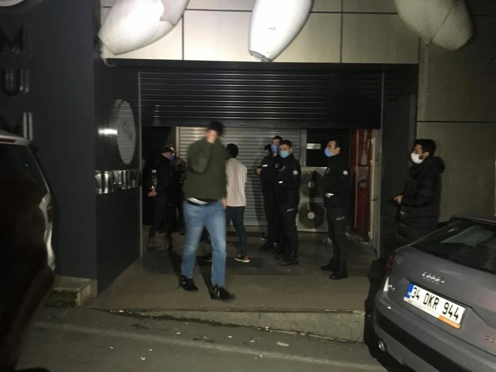 Eğlence mekanında koronavirüs partisine baskın