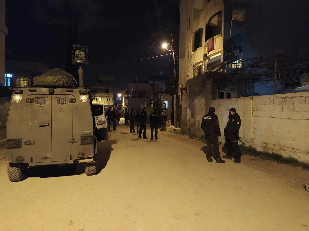 Evlenmelerine izin verilmeyince el ele tutuşup çatıdan atladılar