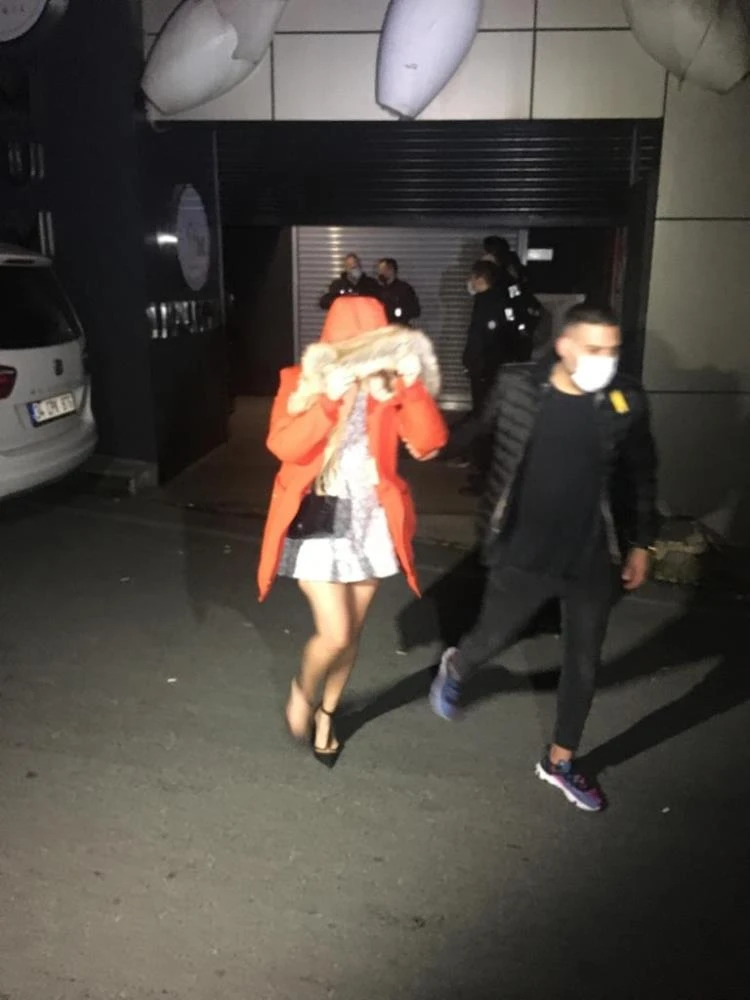 Eğlence mekanında koronavirüs partisine baskın