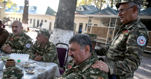 Azerbaycanlı gaziler genç askerlere moral için cephede