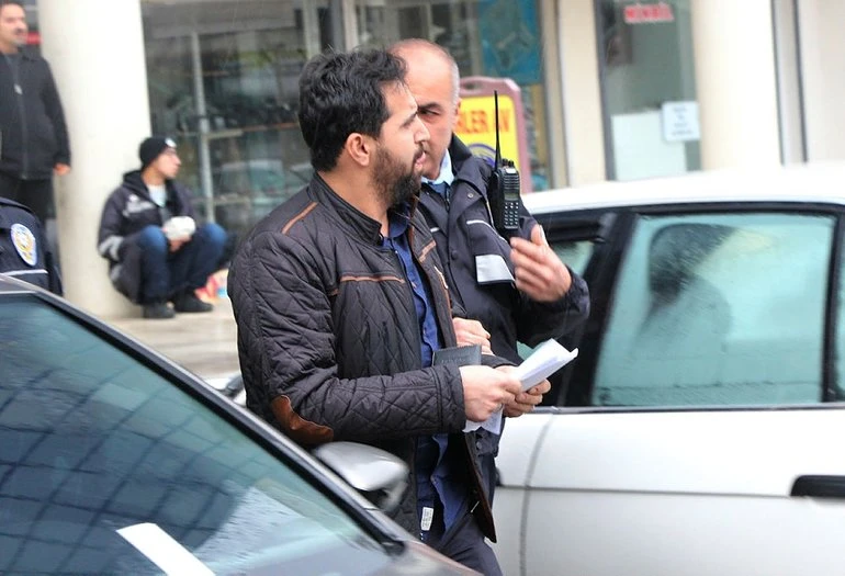 FETÖ şüphelisi Ali Öksüz noterden çıkarılırken