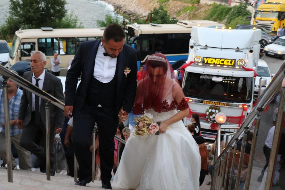 TIR'ını süsleyip gelin arabası yaptı, görenler kameraya sarıldı