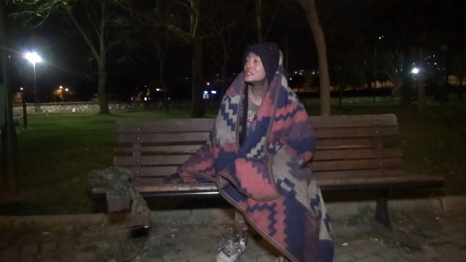 Bursa'da genç kadın, yeni yıla bankta uyuyarak girdi