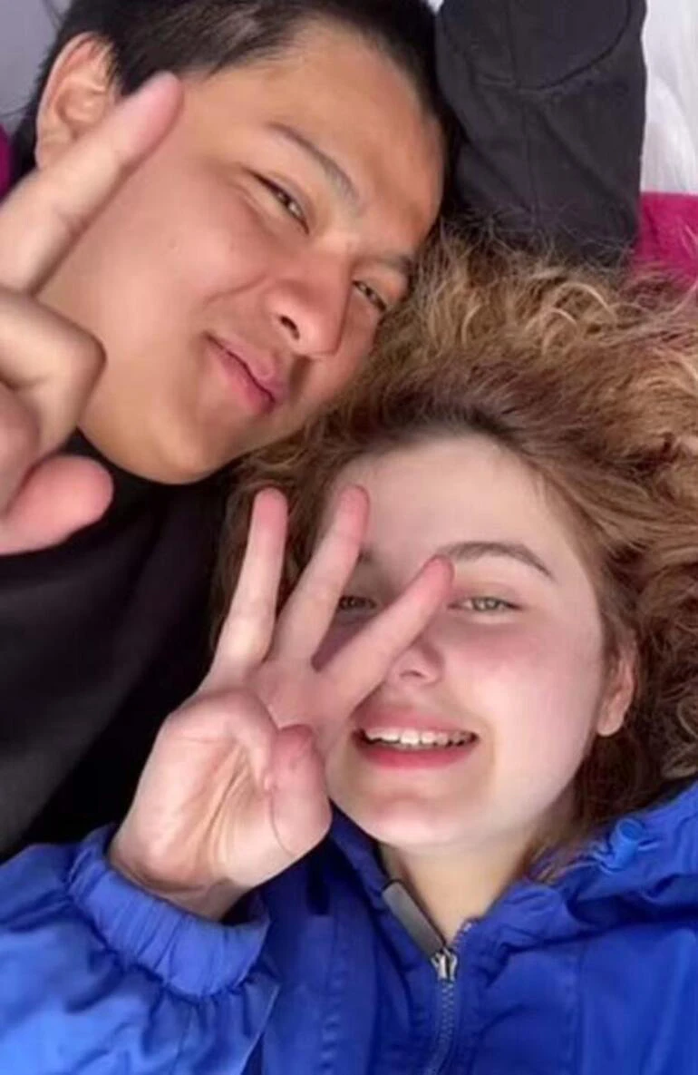 Erkek arkadaşıyla beraber babasını öldürdü videoda gülerek itiraf etti