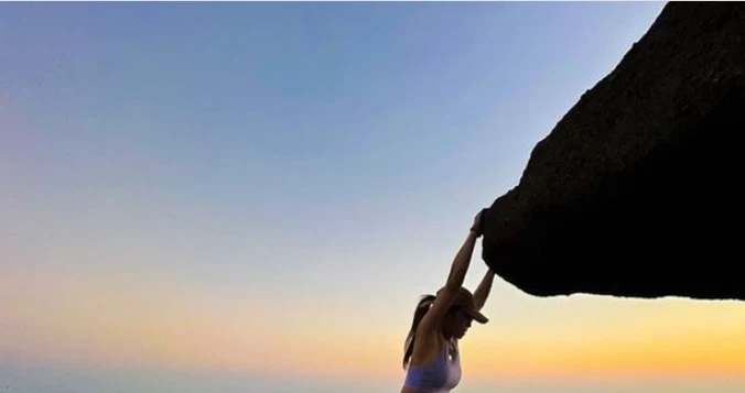 Tehlikeli yerlerde pozlar veren fenomen şelaleden düştü