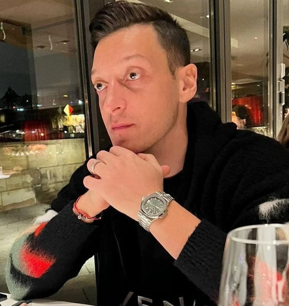 Fenerbahçeli yıldız oyuncu Mesut Özil’in saatinin fiyatı gündem oldu