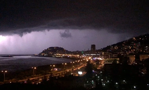 Giresun’da şimşekler gökyüzünü aydınlattı