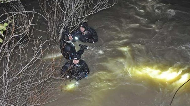 Göksu Çayı'na düşen otomobil ve sürücüsü kayboldu