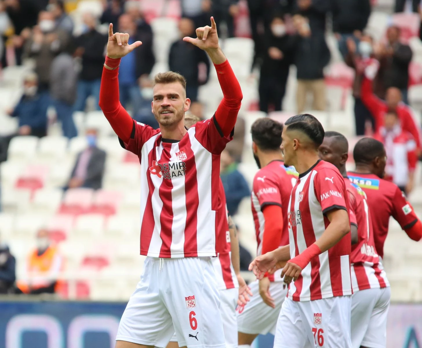 Demir Grup Sivasspor, VavaCars Fatih Karagümrük'ü 4-0 mağlup etti