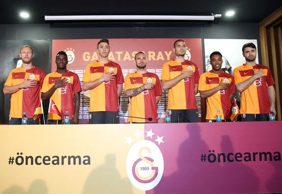 Galatasaray yeni sezon formasını tanıttı