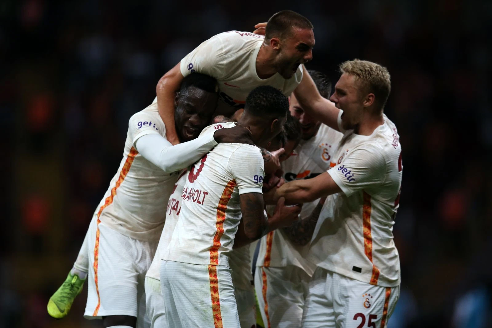 Galatasaray, evinde Göztepe'yi 2-1 mağlup etti