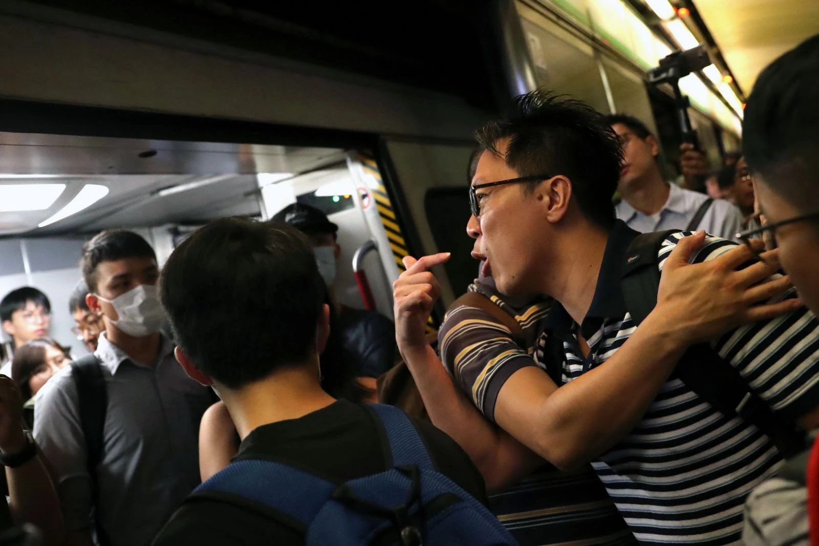 Hong Kong'da protestocular tren istasyonlarını bastı, ulaşım felç oldu