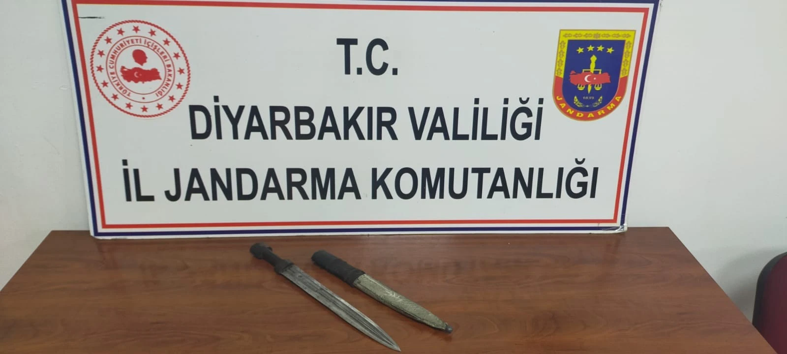 Diyarbakır’da 708 yıllık hançer ele geçirildi
