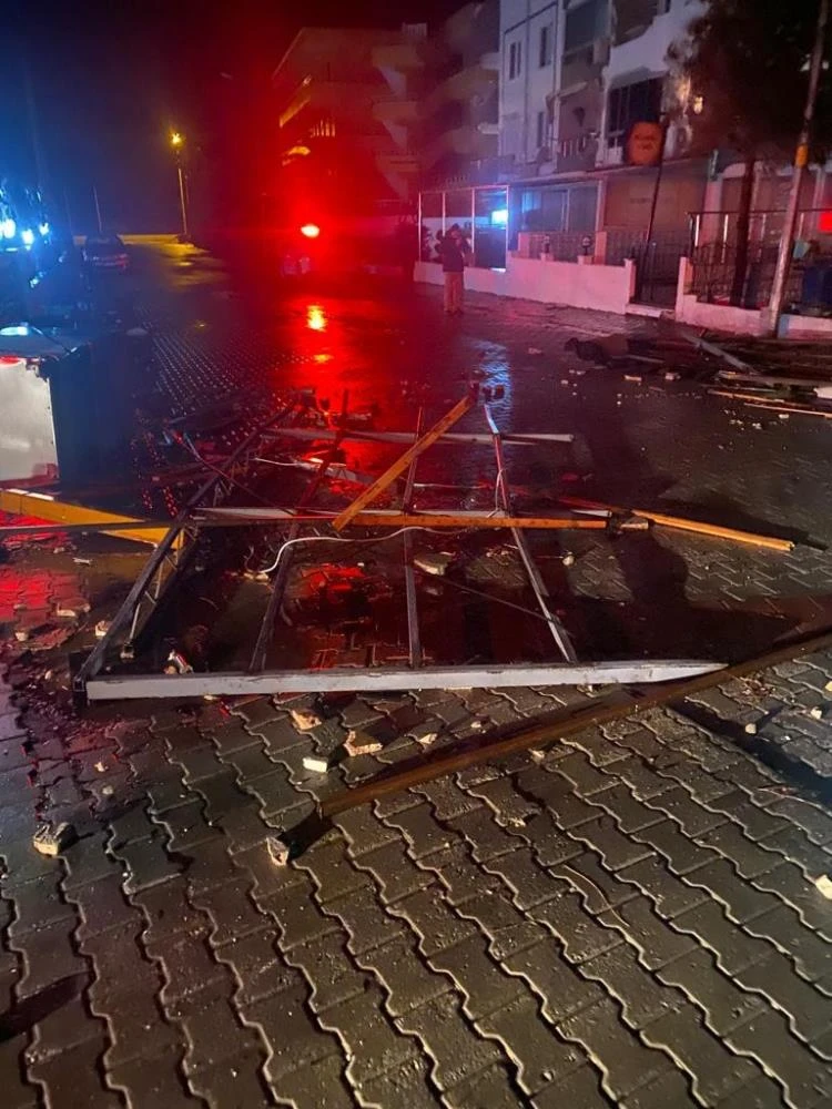 Ayvalık'ta hortum paniği: Çatılar uçtu, ekipler seferber oldu