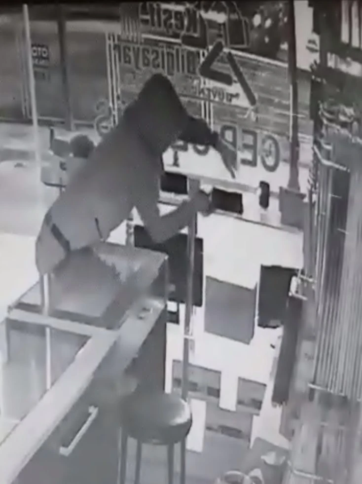 Poşetli telefon hırsızı yakalandı