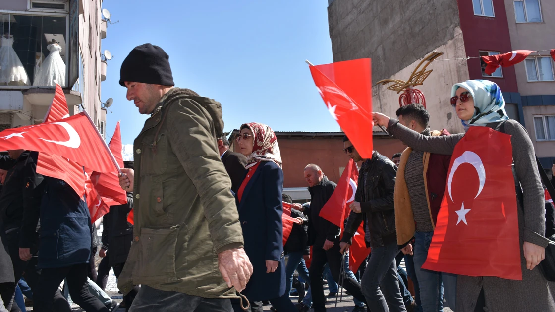 Hakkari'de 'Bahar Kalkanı Harekatı'na destek yürüyüşü