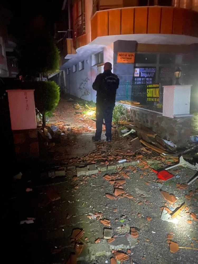 Ayvalık'ta hortum paniği: Çatılar uçtu, ekipler seferber oldu