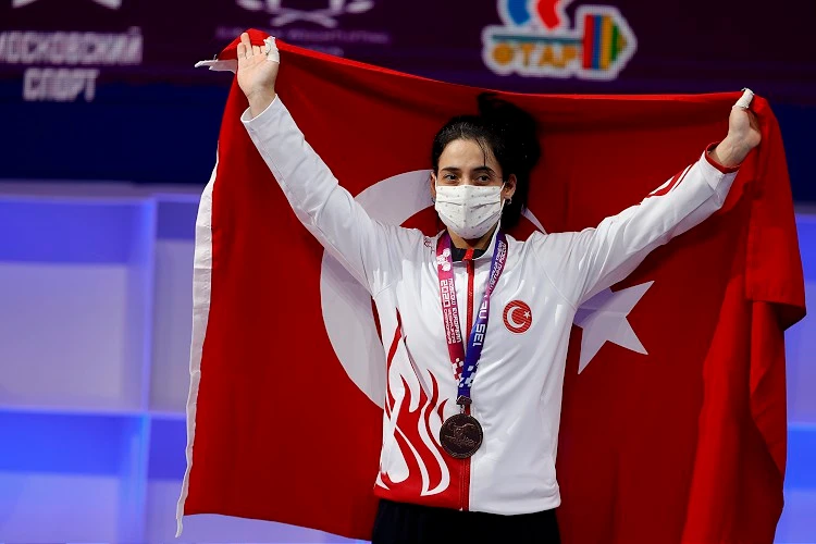 Avrupa Halter Şampiyonası'nda milli haltercilerden 3 madalya