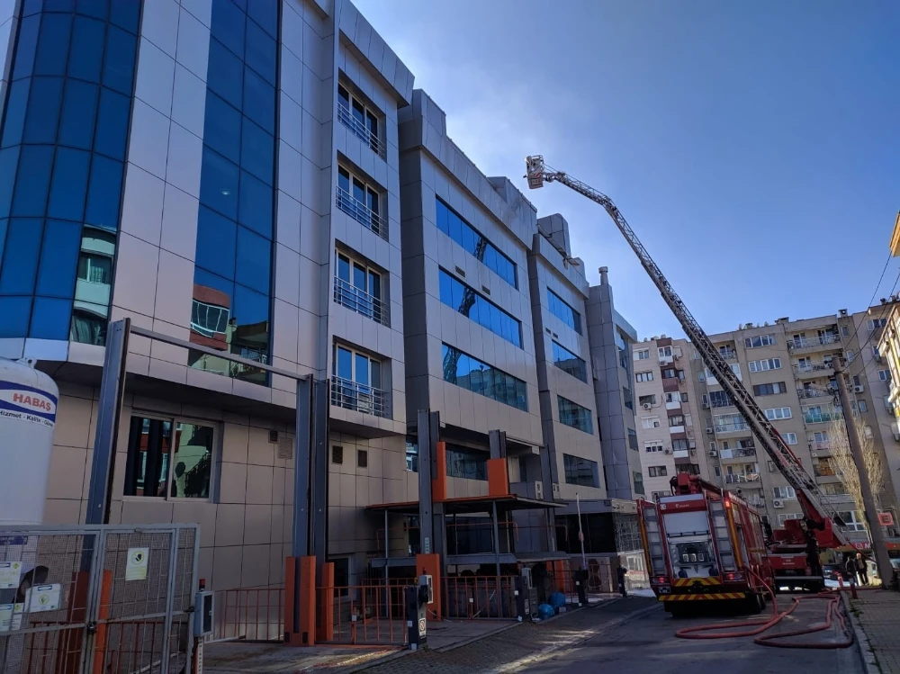 İzmir’de özel bir hastanede yangın: Hastalar tahliye edildi