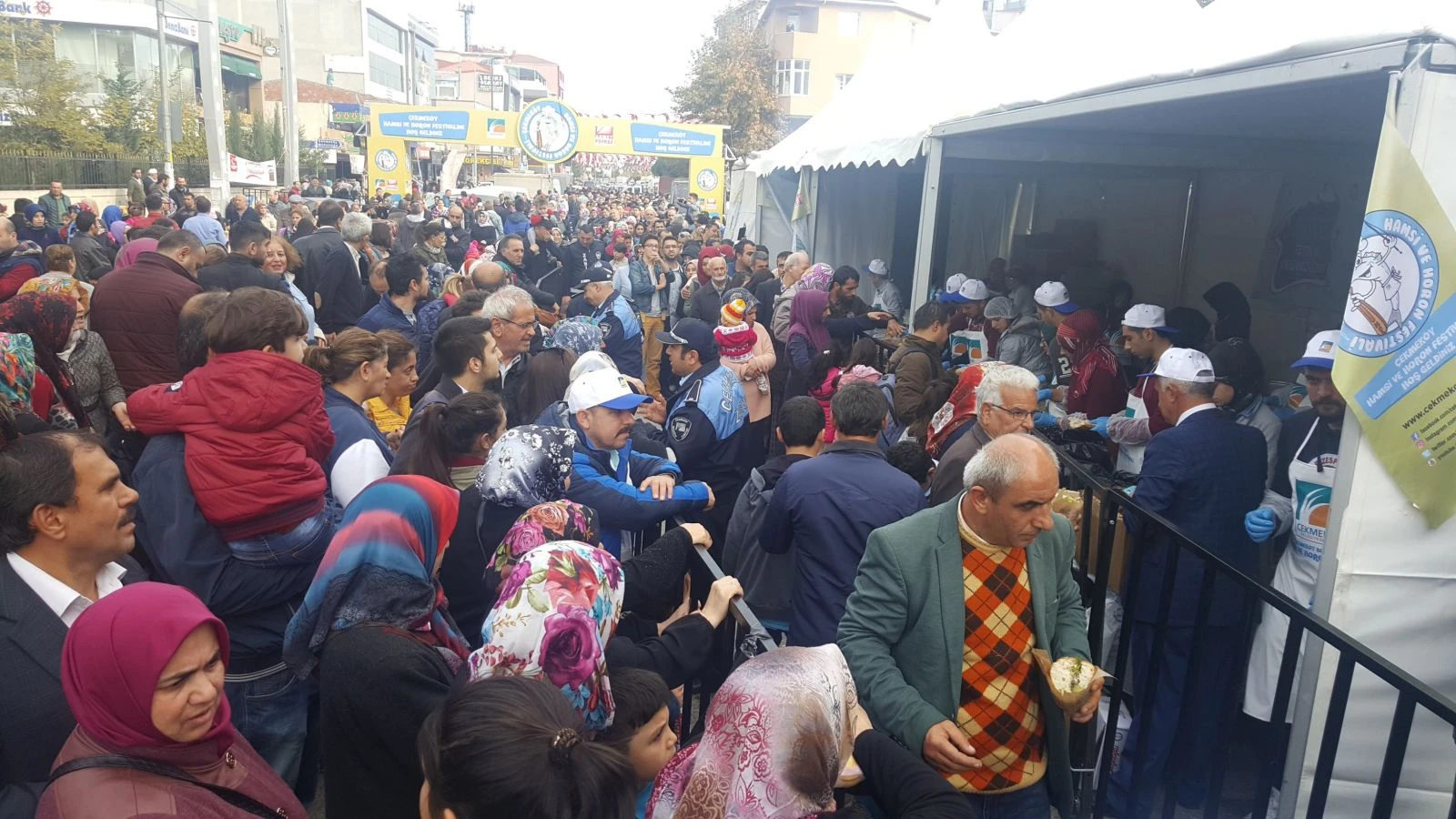 'Hamsi ve Horon Festivali'nde 10 ton hamsi dağıtıldı