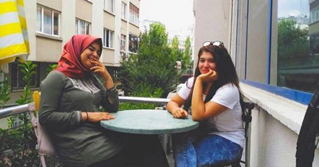 Hanife kız kardeşini paylaştı