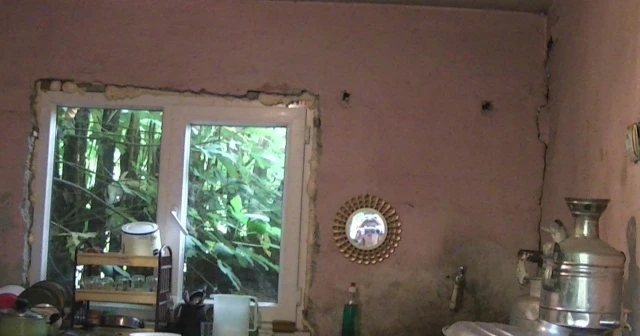 12 kişilik aile, harabeye dönen evde geceleri nöbet tutarak uyuyor