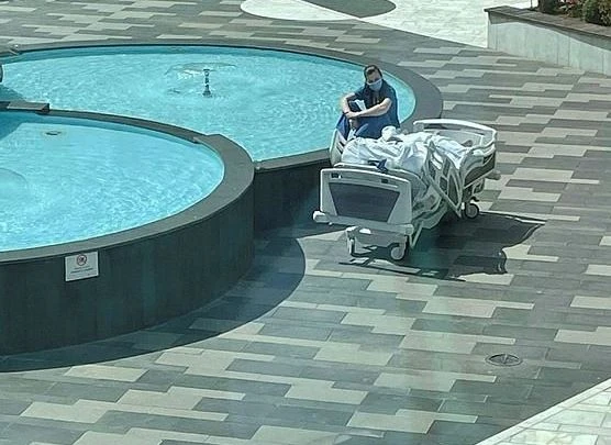 Aylardır odadan çıkamayan felçli hastasını bahçede güneşlendirdi