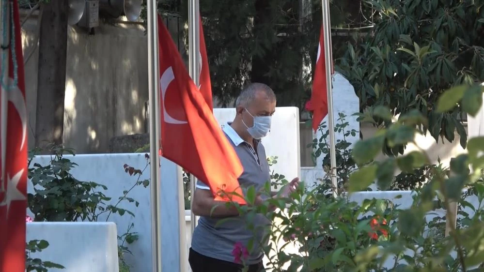 Şehitlikte buruk bayramlaşma