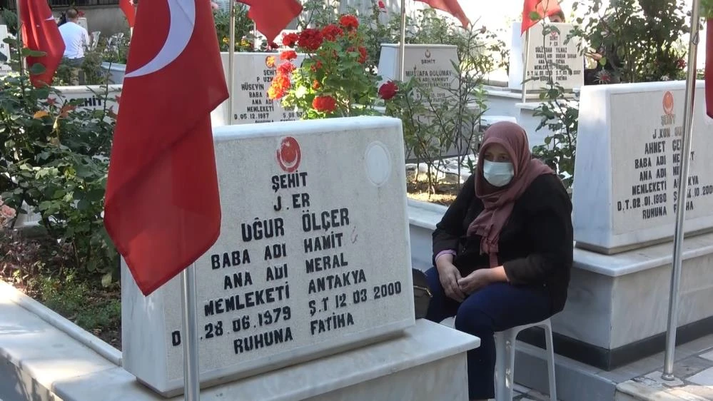 Şehitlikte buruk bayramlaşma