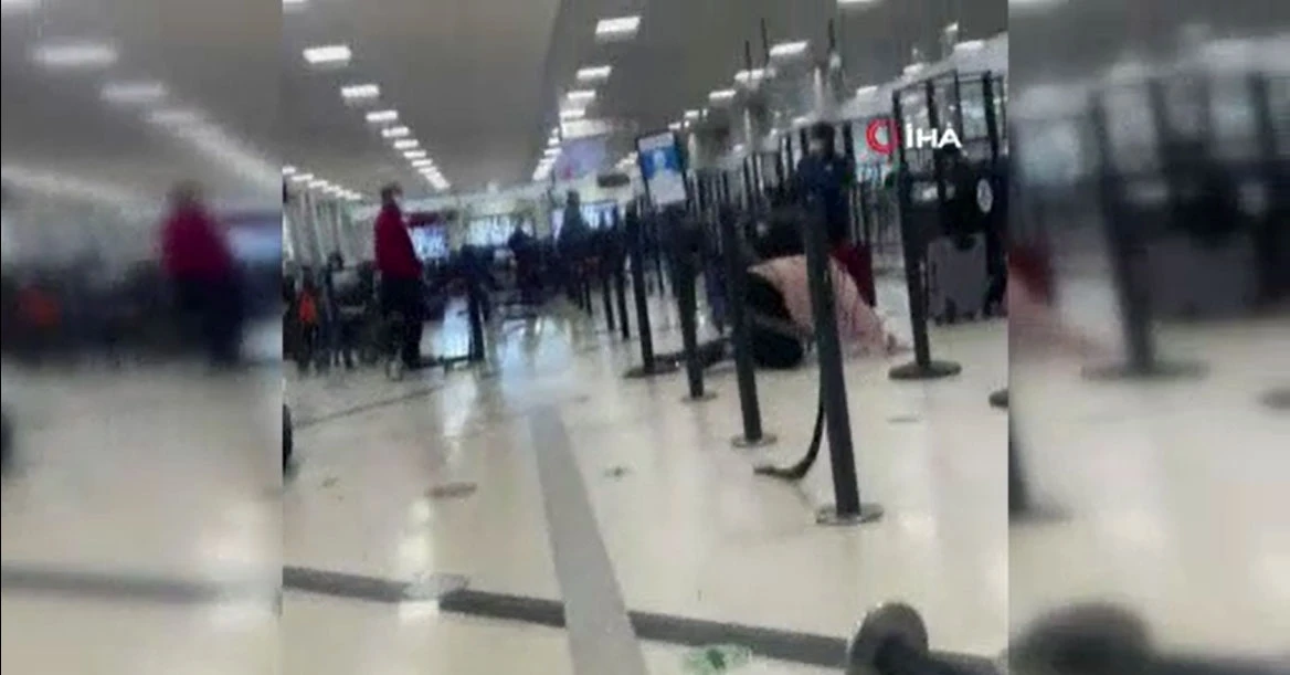 ABD'deki havalimanında büyük panik: Kazara silah patladı