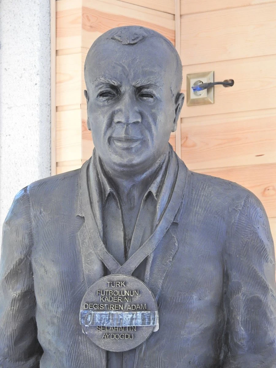 Fatih Terim'le tartışan Selahattin Aydoğdu'nun heykeli dikildi