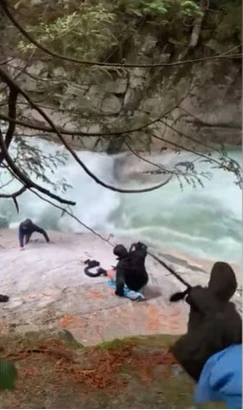 5 Hintli nehre düşen dağcıları sarıklarıyla kurtardı